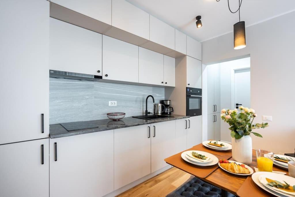Amazing Views 2br Bright Flat - Charming Balcony Apartment Bukarest