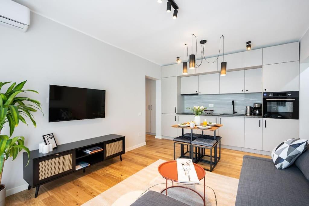 Amazing Views 2br Bright Flat - Charming Balcony Apartment